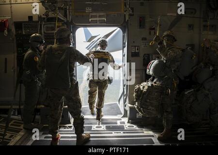 Un air de l'Armée américaine à partir de la 4e Brigade chef largueur 25e division d'infanterie, regarde par la porte ouverte sur l'une des troupes de l'US Air Force C-17 de Joint Base Charleston, S.C., le 12 juillet 2017 en attente d'airdrop dans le cadre de l'exercice 2017 Sabre Talisman. Le but de TS17 est d'améliorer la préparation au combat de l'Australie aux États-Unis, d'accroître l'interopérabilité, de maximiser les possibilités de formation combinée et la conduite des opérations logistiques et de prépositionnement maritime dans le Pacifique. TS17 démontre également l'engagement des États-Unis à son principal allié et le cadre de sécurité globale dans la région d'Asie Pacifique Indo. Banque D'Images