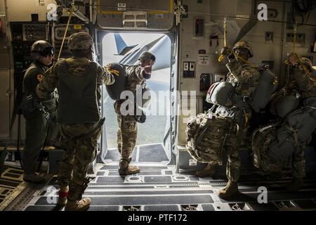 Un air de l'Armée américaine à partir de la 4e Brigade chef largueur 25e division d'infanterie "une minute" d'abandonner alors qu'il regarde par la porte ouverte sur l'une des troupes de l'US Air Force C-17 de Joint Base Charleston, S.C., le 12 juillet 2017 en attente d'airdrop dans le cadre de l'exercice 2017 Sabre Talisman. Le but de TS17 est d'améliorer la préparation au combat de l'Australie aux États-Unis, d'accroître l'interopérabilité, de maximiser les possibilités de formation combinée et la conduite des opérations logistiques et de prépositionnement maritime dans le Pacifique. TS17 démontre également l'engagement des États-Unis à son principal allié et le cadre de sécurité globale dans l'Ind Banque D'Images