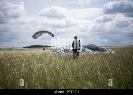 Les parachutistes en chute libre participant à la Semaine Internationale 2017 Saut terre près de Bitburg, en Allemagne, Juillet 11, 2017. La Semaine de Saut International a été créé pour augmenter la capacité des pays partenaires divers parachutistes, favoriser la camaraderie au sein de la communauté internationale. Banque D'Images