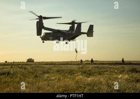 Les forces d'opérations spéciales américaines corde rapide à partir d'un CV-22 Osprey planant à Mykolaïv, Ukraine, le 14 juillet 2017 au cours de l'exercice Sea Breeze 17. Brise de Mer est une aux États-Unis et l'Ukraine co-organisé l'exercice maritime multinational qui s'est tenue à la mer Noire et est conçu pour améliorer l'interopérabilité des pays participants et de renforcer la sécurité maritime dans la région. Banque D'Images