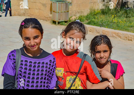 Les élèves me saluer dans leur école à Amman, en Jordanie. Banque D'Images