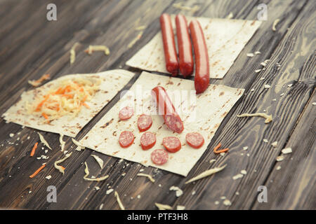 Saucisses, choucroute et de pain pita sur fond de bois Banque D'Images