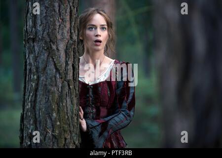 Titre original : DANS LES BOIS. Titre en anglais : DANS LES BOIS. Année : 2014. Réalisateur : Rob Marshall. Stars : EMILY BLUNT. Credit : WALT DISNEY PICTURES / Album Banque D'Images