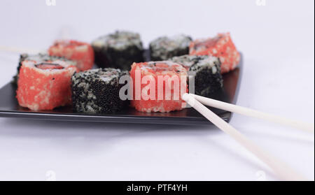 Set à Sushi - différents types de Maki sushi sur une plaque noire. Banque D'Images