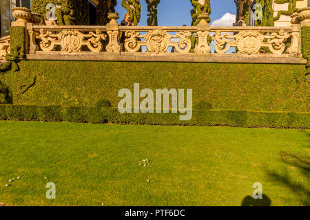 Lecco, Italy-April 1, 2018 : balcon avec décoration rampante dans la célèbre Villa del Balbianello à Lecco, Lombardie Banque D'Images