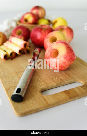 Les pommes fraîches sans noyau. Enlevé avec un carottier outil. Ingrédients pour la confiture ou tarte. Harvest Banque D'Images