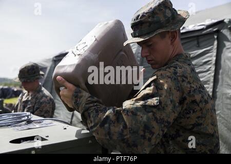 Le Cpl Lance aux États-Unis. M. Bryce Sprunger, un technicien à la logistique, l'élément de combat air-sol marin à des fins spéciales Task Force - région Sud, renouvelle une génératrice au diesel, à l'occasion de la 3e Brigade d'infanterie de base de Jutiapa, Guatemala, le 12 juillet 2017. Les Marines, en partenariat avec l'armée guatémaltèque, sont la construction d'une des opérations militaires en terrain urbain mondial à la base. Les Marines et les marins d'SPMAGTF-SC sont déployés en Amérique centrale pour mener des opérations de sécurité et de formation projets d'ingénierie avec leurs homologues au Belize, El Salvador, Guatemala Banque D'Images