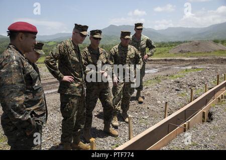 Le colonel des marines américain Michael C. Samarov, deuxième à gauche, commandant du Groupe de travail air-sol marin - région Sud, commentaires un site d'ingénierie avec le colonel de l'armée guatémaltèque Marco Antonio Combara Deras, gauche, commandant de la 3e Brigade d'infanterie, l'Armée nationale du Guatemala, à Jutiapa, Guatemala, le 15 juillet 2017. Les Marines, en partenariat avec l'armée guatémaltèque, sont la construction d'une des opérations militaires en terrain urbain mondial à la 3e Brigade d'infanterie de base. Les Marines et les marins d'SPMAGTF-SC sont déployés en Amérique centrale pour la coopération en matière de sécurité conduite traini Banque D'Images