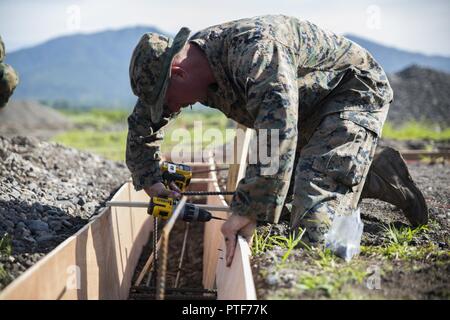 Le Caporal des Marines des États-Unis. Robert E. Gray, un spécialiste en soutien de l'atterrissage à la logistique, l'élément de combat air-sol marin à des fins spéciales Task Force - région Sud, construit le pied de la fondation de la 3e Brigade d'infanterie de base de Jutiapa, Guatemala, le 14 juillet 2017. Les Marines, en partenariat avec l'armée guatémaltèque, sont la construction d'une des opérations militaires en terrain urbain mondial à la base. Les Marines et les marins d'SPMAGTF-SC sont déployés en Amérique centrale pour mener des opérations de sécurité et de formation projets d'ingénierie avec leurs homologues au Belize, El Salvador, Guatemala, et Ho Banque D'Images