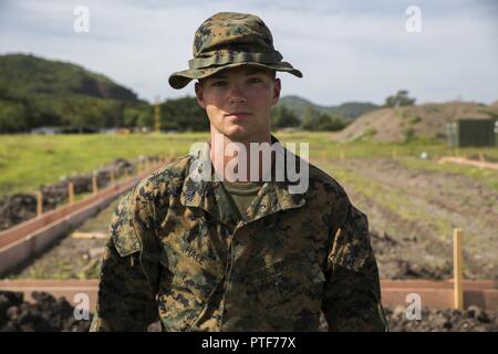 Le Caporal des Marines des États-Unis. Gabriel N. Hale de 6e Bataillon de soutien du génie à Portland, Orégon, pose pour une photo de la 3e Brigade d'infanterie, Jutiapa, Guatemala, le 12 juillet 2017. Hale s'est enrôlé dans le Corps des Marines américains en 2013 pour servir son pays avec fierté et de suivre les traces de sa famille, dont beaucoup ont servi dans les Forces armées des États-Unis. En ce moment, Hale est déployé avec des Groupe de travail air-sol marin - région Sud, où il est une construction arpenteur pour l'élément de combat de la logistique. Les Marines et les marins d'SPMAGTF-SC sont déployés en Amérique centrale pour cond Banque D'Images