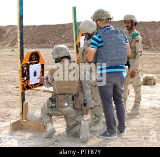 Un New Zealand Army trainer accompagne un soldat iraquien sur la réduction à zéro au cours de la gamme d'armes et des cours de chefs subalternes au Camp Taji, l'Iraq, le 9 juillet 2017. Camp Taji est l'un des quatre Combined Joint Task Force - Fonctionnement résoudre inhérent à renforcer les capacités des partenaires endroits consacre à la formation des forces des partenaires et renforcer leur efficacité sur le champ de bataille. Les GFIM - OIR est la Coalition mondiale pour vaincre ISIS en Iraq et en Syrie. Banque D'Images