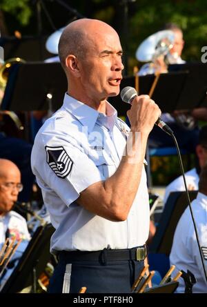 Membre de la Garde nationale américaine Master Sgt. Daniel Le plâtre de la 146e Escadre de transport aérien Air National Guard Band de la côte ouest de l'Harmonie se produit sur scène à l'Hôtel de ville pendant la pelouse Ouest série de concerts gratuits dans le parc organisée par la ville d'Arcadia, Californie. Le 6 juillet 2017. L'Air National Guard Band de la côte ouest semaine longue tournée en Californie. Banque D'Images