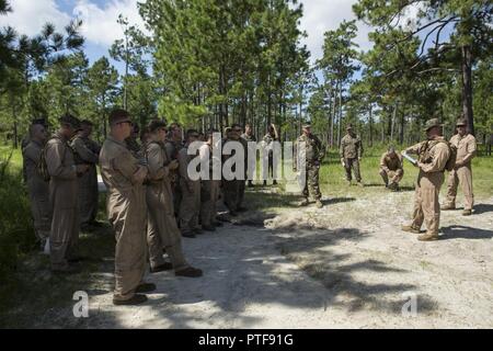 Les Marines américains avec 2e bataillon amphibie assaut, 2e Division de marines reçoivent un exposé sur les mesures de sécurité avant de tirer des frais de Déminage (MICLIC) Voies de véhicules amphibie à Camp Lejeune, en Caroline du Nord, le 14 juillet 2017. L'MICLIC est une roquette explosive charge ligne projetée qui fournit un chemin dégagé de la terre des mines et engins explosifs, permettant aux forces de manœuvre à l'assaut jusqu'à leur objectif. Banque D'Images
