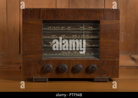 Old fashioned retro 1950 HMV de bois 4 band radio ondes courtes, ondes longues, les ondes moyennes, les balances pèse-personnes en verre imprimé sur plus de 50 ans de poussière 1121 Banque D'Images