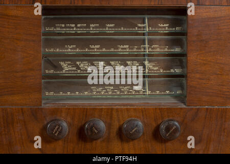 Old fashioned retro 1950 HMV de bois 4 band radio ondes courtes, ondes longues, les ondes moyennes, les balances pèse-personnes en verre imprimé sur plus de 50 ans de poussière 1121 Banque D'Images