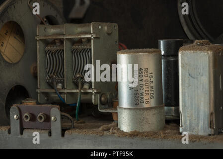 Plus de 50 ans d'accumulation de couches de revêtement anti-poussière les composants électriques, soupapes, condensateurs, fils d'un HMV 1121 Radio voix de ses maîtres Banque D'Images