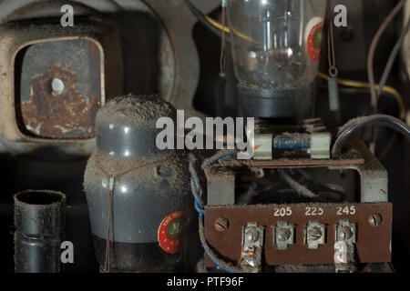 Plus de 50 ans d'accumulation de couches de revêtement anti-poussière les composants électriques, soupapes, condensateurs, fils d'un HMV 1121 Radio voix de ses maîtres Banque D'Images