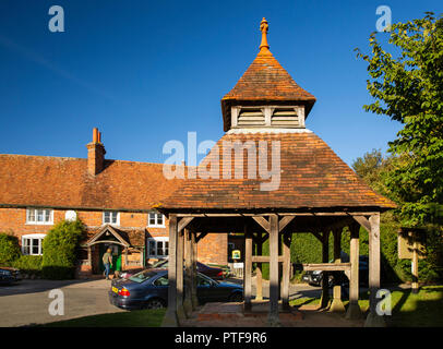 L'Angleterre, Berkshire, Aldworth, puits du village, le plus profond de l'Angleterre à 372 pieds de profondeur et Bell Inn pub Banque D'Images