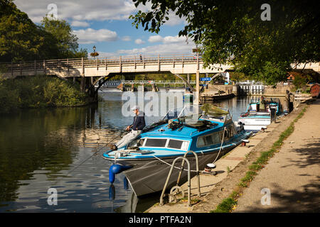 L'Angleterre, Berkshire, Goring on Thames, pêcheur de pêche bateau amarré sur la Tamise par serrures et pont à Streatley Banque D'Images