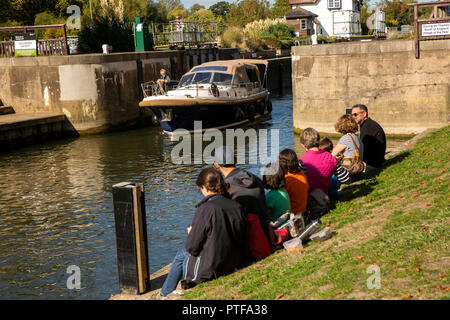 L'Angleterre, Berkshire, Goring on Thames, les visiteurs assis sur une rivière en bateau d'observation du soleil quitter Tamise se bloque Banque D'Images