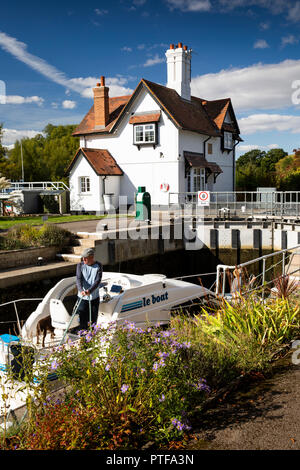 L'Angleterre, Berkshire, Goring on Thames, lock keepers cottage aux écluses sur la Tamise, en tant que bateau de plaisance passe par Banque D'Images