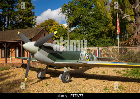 L'Angleterre, Berkshire, abaisser, Basildon Beale Park Wildlife Park & Gardens, Spitfire Aksel réplique Banque D'Images