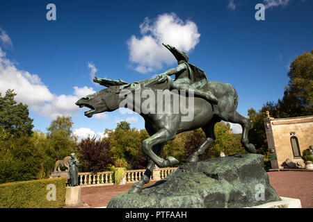 L'Angleterre, Berkshire, abaisser, Basildon Beale Park Wildlife Park et des jardins de la Valkyrie Wild Horse statue de la collection Leverhulme en face de 1 Banque D'Images