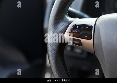 Boutons de commande sur le volant dans une voiture moderne, à proximité Banque D'Images