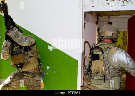 Des soldats des forces spéciales de l'armée américaine un bâtiment clair 19 Juillet lors de l'exercice Black Swan en Hongrie. Black Swan a été dirigée par un exercice des forces d'opérations spéciales du 26 juin - 22 juillet 2017 entre plusieurs sites en Bulgarie, Hongrie et Roumanie et inclus des participants de plus de huit pays. De parachutistes de l'armée américaine la 173e Brigade aéroportée et 10e Brigade d'aviation de combat a aussi participé à l'exercice aux côtés du 20e Groupe des forces spéciales (Airborne) pour améliorer l'intégration entre ces forces et les forces conventionnelles à travers alliés de l'OTAN. Banque D'Images