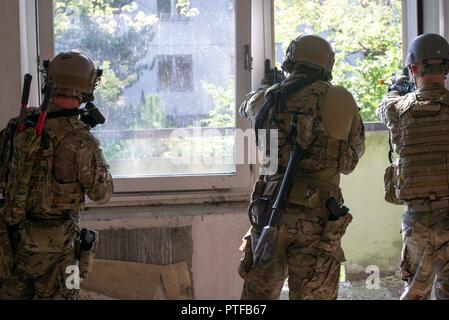 Des soldats des forces spéciales de l'armée américaine d'assurer la sécurité lors d'un assaut le 19 juillet lors de l'exercice Black Swan en Hongrie. Black Swan a été dirigée par un exercice des forces d'opérations spéciales du 26 juin - 22 juillet 2017 entre plusieurs sites en Bulgarie, Hongrie et Roumanie et inclus des participants de plus de huit pays. De parachutistes de l'armée américaine la 173e Brigade aéroportée et 10e Brigade d'aviation de combat a aussi participé à l'exercice aux côtés du 20e Groupe des forces spéciales (Airborne) pour améliorer l'intégration entre ces forces et les forces conventionnelles à travers alliés de l'OTAN. Banque D'Images