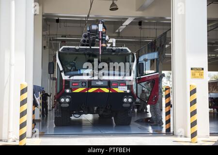 18e Escadron de génie civil les pompiers procéder aux contrôles de circuit sur une gâche Oshkosh 6x6 dans une caserne le 20 juillet 2017 à Kadena Air Base, au Japon. Le Oshkosh Striker 6x6 a tout ce qu'il faut pour conduire le véhicule sur le côté gauche tout en ayant tout le nécessaire pour combattre les incendies sur la droite. Banque D'Images