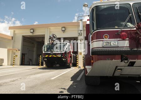 18e Escadron de génie civil les pompiers procéder aux contrôles de circuit sur une gâche Oshkosh 6x6 dans une caserne le 20 juillet 2017 à Kadena Air Base, au Japon. Le Oshkosh Striker 6x6 a tout ce qu'il faut pour conduire le véhicule sur le côté gauche tout en ayant tout le nécessaire pour combattre les incendies sur la droite. Banque D'Images