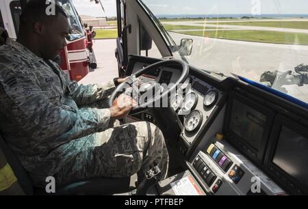 Les cadres supérieurs de l'US Air Force Airman Korey Wilson, 18e Escadron de génie civil pompier, exploite un percuteur Oshkosh 6x6 sur la ligne de vol le 20 juillet 2017 à Kadena Air Base, au Japon. Le Oshkosh Striker 6x6 a tout ce qu'il faut pour conduire le véhicule sur le côté gauche tout en ayant tout le nécessaire pour combattre les incendies sur la droite. Banque D'Images