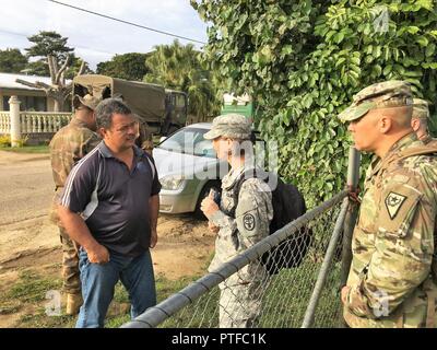 Le major Kimberly autrefois (centre), une armée de l'EFP Joint Base Lewis-McChord, dans l'état de Washington, des interviews d'un ancien du village de la santé traitement des animaux locaux escorté par le Lieutenant-colonel Randy Lau (droite), l'état de la Garde nationale du Nevada Directeur, Programme de partenariat dans le Royaume des Tonga, le 17 juillet 2017. Banque D'Images