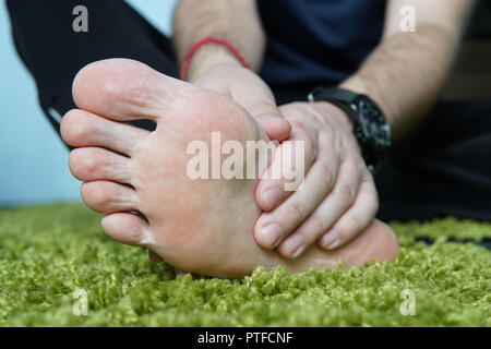 La douleur dans le pied. Massage des pieds mâles. Pédicurie. pied cassé, un pied, masser le talon Banque D'Images