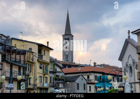 Omegna, Verbano Cusio Ossola, Piémont, Italie : cityscape à soir Banque D'Images