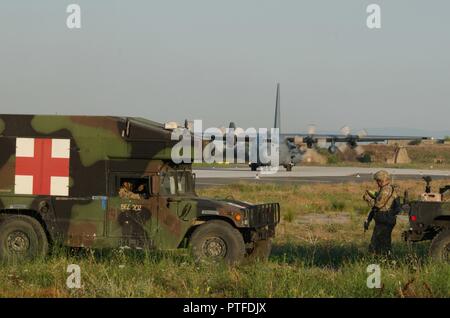 Les soldats de l'armée américaine avec la 173e Brigade aéroportée, véhicules stade après avoir été livré par C-130 Globemaster III Pendant l'exercice de réponse rapide 17 à la base aérienne de Bezmer, Bulgarie, le 19 juillet. Réponse rapide est liée à l'exercice 17, un gardien de Sabre de l'armée américaine dirigée par l'Europe, un exercice multinational qui s'étend à travers la Bulgarie, la Hongrie et la Roumanie, avec plus de 25 000 militaires de 22 pays alliés et partenaires des Nations unies. Banque D'Images