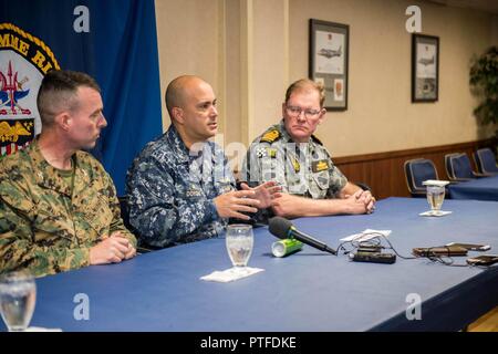 Mer de Corail (20 juillet 2017) Le capitaine George Doyon (centre), l'Escadron amphibie, Commodore 11, parle à des médias internationaux aux côtés de colonel Tye Wallace (à gauche), commandant de la 31e Marine Expeditionary Unit (MEU), et de la Royal Australian Navy Capt Guy Holthouse (droite), commandant du combat naval pour le Talisman Saber 2017 Force amphibie combinée, dans le carré des officiers de l'USS Bonhomme Richard (DG 6) au cours de sabre 17 Talisman. Talisman Saber est une bi-Australie États-unis exercice bilatéral qui a eu lieu au large des côtes de l'Australie visant à réaliser l'interopérabilité et de renforcer l'alliance des États-Unis -l'Australie. Banque D'Images