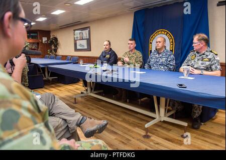 Mer de Corail (20 juillet 2017) Les principaux dirigeants de l'U.S.-Australie groupe expéditionnaire parler à un pool de médias internationaux à bord de l'USS Royal Hotel-restaurant Bonhomme Richard (DG 6). De gauche à droite ; le capitaine Larry McCullen commandant du Bonhomme Richard, le Colonel Tye Wallace, commandant de la 31e unité expéditionnaire de marines, le capitaine George Doyon, le Commodore 11, l'Escadron amphibie, et de la Royal Australian Navy Capt Guy Holthouse, commandant du combat naval pour le Talisman Saber 2017 Force amphibie combinée. Talisman Saber est une bi-Australie États-unis exercice bilatéral qui a eu lieu au large des côtes de l'Australie visant à Banque D'Images