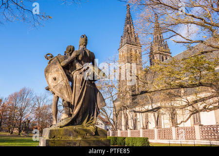 Sculpture de Zaboj et Slavoj - héroïque légendaire des frères de Queen's Court manuscrit médiéval. La Basilique Royale et Collégiale de St. Banque D'Images