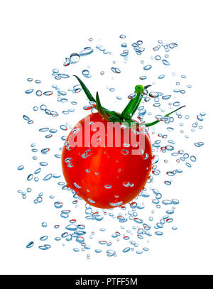 Petite tomate cerise les projections dans l'eau avec des bulles d'air Banque D'Images