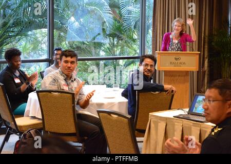 Le Dr Kathryn Braun, directeur de l'Université de Hawaii's Office of Public Health Studies, accueille des participants de la 20e conférence annuelle en matière de santé publique dans de grandes populations (H.E.L.P.) à Honolulu, le 10 juillet. En partenariat avec l'Université de Hawaii's Office of Public Health Studies, le cours est effectué par le Centre d'excellence en matière de gestion des catastrophes et l'aide humanitaire, et organisé en collaboration avec le Comité international de la Croix-Rouge (CICR). Banque D'Images