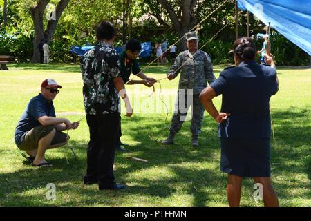 Les participants de l'urgence sanitaire dans de grandes populations (H.E.L.P.) prendre part à un exercice de création de l'abri à l'hôtel Hale Koa à Honolulu, le 14 juillet. Le H.E.L.P. est un cours de deux semaines, cours de formation de niveau universitaire offrant aux participants une compréhension des principaux problèmes de santé publique auxquels sont confrontées les populations touchées par les catastrophes naturelles et les situations d'urgence complexes. Banque D'Images