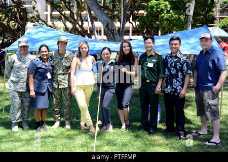 Les participants de l'urgence sanitaire dans de grandes populations (H.E.L.P.) prendre part à un exercice de création de l'abri à l'hôtel Hale Koa à Honolulu, le 14 juillet. Le H.E.L.P. est un cours de deux semaines, cours de formation de niveau universitaire offrant aux participants une compréhension des principaux problèmes de santé publique auxquels sont confrontées les populations touchées par les catastrophes naturelles et les situations d'urgence complexes. Banque D'Images