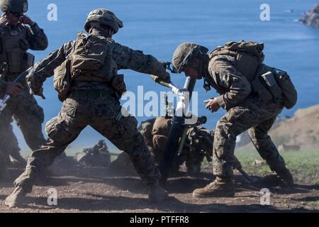 Mortarmen avec des armes, de l'entreprise Équipe de débarquement du bataillon, 3e Bataillon, 5ème Marines, un feu de mortier de 81 mm dans le cadre de l'exercice Talisman Saber 17 sur l'île de Townshend, zone d'entraînement de Shoalwater Bay, le 21 juillet 2017. Marines avec des armes Société raffiné leurs compétences lors d'un ciblage combined joint exercice de tir réel impliquant des Marines des États-Unis avec la 31e Marine Expeditionary Unit et membres de service avec les forces armées australiennes. BLT 3/5, l'élément de combat au sol pour la 31e MEU, est l'exploration des concepts et des nouvelles technologies comme la force de la mer dédié à Dragon 2025, un Marine Corps i Banque D'Images