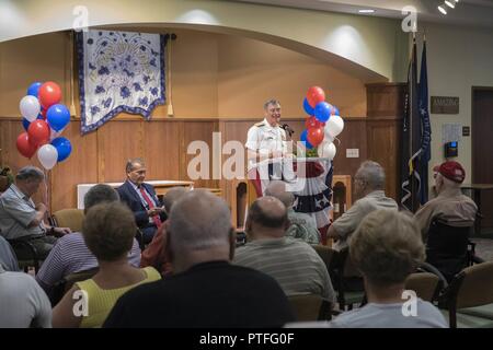 MINNEAPOLIS (19 juillet 2017) Arrière Adm. Frederick J. 'Fritz' Roegge, commandant de la force sous-marine, de la Flotte du Pacifique américaine, parle d'organisations d'anciens combattants et les habitants de la maison des anciens combattants au cours du Minnesota Minneapolis/St. Semaine Marine Paul. Les programmes de la Semaine de la marine servent de l'effort de diffusion principal de la Marine dans des régions du pays sans une importante présence de la marine, avec 195 semaines de la marine tenue à 71 villes des États-Unis. Banque D'Images