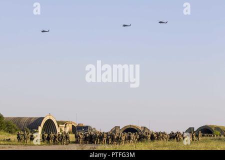 Les fantassins de l'armée américaine 173e Brigade aéroportée, et l'Armée canadienne et grec pour une scène d'agression de l'air à la base aérienne de Bezmer, Bulgarie, le 21 juillet, comme les hélicoptères Black Hawk UH-60 à partir de la 10e Brigade d'aviation de combat arrivent. L'air assault, intitulé Réponse Rapide, était la dernière grande mission dans le cadre de l'exercice Saber Guardian 17 dans la région de la mer Noire. Banque D'Images