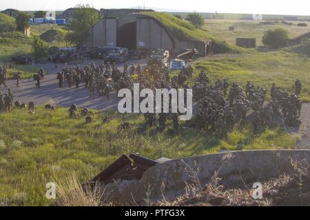 Les fantassins de l'armée américaine 173e Brigade aéroportée, et l'Armée canadienne et grec pour une scène d'agression de l'air à la base aérienne de Bezmer, Bulgarie, le 21 juillet, comme les hélicoptères Black Hawk UH-60 à partir de la 10e Brigade d'aviation de combat arrivent. L'air assault, intitulé Réponse Rapide, était la dernière grande mission dans le cadre de l'exercice Saber Guardian 17 dans la région de la mer Noire. Banque D'Images