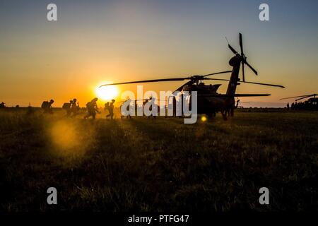 Les fantassins de l'armée américaine 173e Brigade aéroportée chargement pratique dans un UH-60 Black Hawk à partir de la 10e Brigade d'aviation de combat à Bezmer Air Base, Bulgarie, le 21 juillet. Les soldats ont été la préparation pour une nuit air assault mission, intitulée Réponse Rapide, était le dernier exercice de renforcement de l'interopérabilité de Saber Guardian 17 dans la région de la mer Noire. Banque D'Images