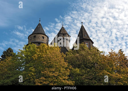 Le château médiéval braunfels sur un sommet de basalte. Banque D'Images